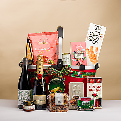 Unsere Royal Carry Bag ist ein einzigartiger Gourmet-Korb für Weihnachten, VIP-Firmengeschenke und Familienfeiern. Die preisgekrönte, wiederverwendbare rote Tragetasche von Reisenthel ist mit einer fantastischen Auswahl unserer Spitzenprodukte gefüllt - ein Geschenk, das sicher beeindrucken wird. Dieses luxuriöse Gourmet-Geschenk enthält eleganten Moët & Chandon Brut Champagner und einen wunderschönen spanischen Rotwein Xai Alt 690M.