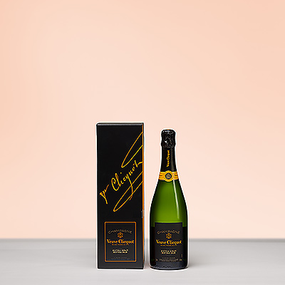 Veuve Clicquot Extra Brut Extra Old es un champán superior con una suavidad sedosa y una intensidad inigualables, compuesto exclusivamente a partir de los aclamados vinos de reserva de la legendaria Casa. De doble crianza para un perfecto equilibrio aromático, este vino es fresco, complejo y de burbujas excepcionalmente finas.