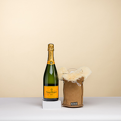 Die Kywie-Kühlbox aus Kamelwildleder wird mit einer Flasche des prestigeträchtigen Champagners Veuve Clicquot Brut präsentiert.