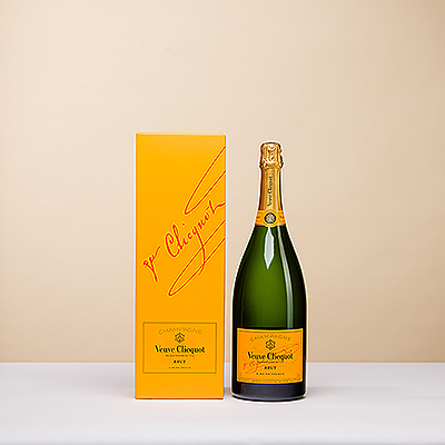 Une grande bouteille de champagne pour une grande fête! Offrez cette bouteille Magnum de Veuve Clicquot Brut à une personne très spéciale. Présentée dans un élégant coffret jaune assorti à la bouteille de 1,5 litre qu'il contient. C'est un champagne délicieux pour une occasion festive avec un groupe de personnes qui vous sont chères.