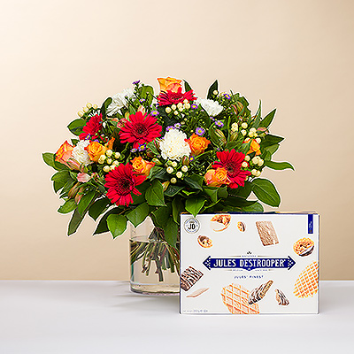 Le bouquet du jour est un bouquet noué à la main avec des fleurs fraîches de saison provenant de notre stock. Les fleurs sont accompagnées d'une délicieuse boîte de biscuits assortis Jules Destrooper's Finest.