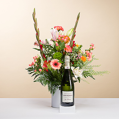 Impressionnez avec ce bouquet étonnant qui présente une belle palette de couleurs et une riche variété de textures. Le bouquet spectaculaire est présenté avec le Léon & Lucien Blanc de Noirs, un champagne français très agréable à boire, aux bulles fines, au bouquet fruité avec des notes de levure et une saveur minérale persistante en bouche.