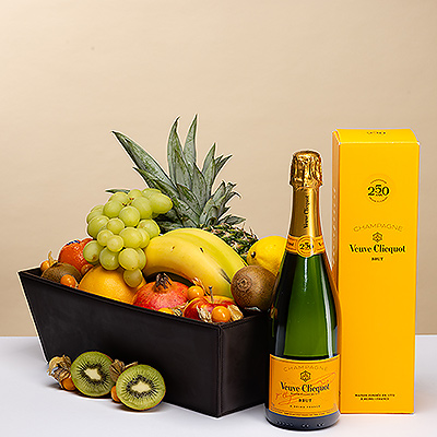 Esta preciosa cesta de lujo con fruta fresca y champán Veuve Clicquot es un regalo para cualquier ocasión.