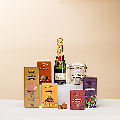 ¡Lleve el té al siguiente nivel con un poco de burbujas! Este set de regalo festivo incluye una media botella de 37,5 cl del elegante Moët &#38; Chandon para disfrutar con una suntuosa colección de delicias británicas para la hora del té de Cartwright &#38; Butler.