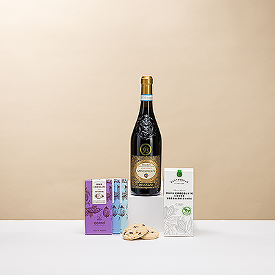 Wenn Sie auf der Suche nach einem tollen veganen Geschenk sind, dann ist dieses Premium-Geschenk aus Wein und Schokolade die perfekte Wahl. Einer unserer beliebtesten rubinroten italienischen Weine wird mit einem Trio von Corné Port-Royal veganen belgischen Zartbitterschokoladentafeln und Cartwright & Butler Dark Chocolate Chunk Vegan Cookies präsentiert.