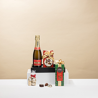 Joyeux Noël! Une demi-bouteille de champagne Piper-Heidsieck est accompagnée de chocolats de Noël Corné Port-Royal avec de délicieuses garnitures, de truffes délectables et des chocolats enrobés d'or sur un élégant plateau pour offrir pendant les fêtes.