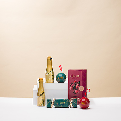 ¡Haz que sea una auténtica Navidad con el más sabroso chocolate navideño Neuhaus y vino espumoso sin alcohol! Este delicioso regalo de chocolate navideño contiene un par de adornos navideños Neuhaus para decorar el recibidor, una festiva galleta navideña y una generosa tableta de chocolate negro con frambuesa.