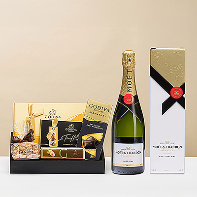 Bellamente presentado en una bandeja negra, es un exquisito regalo Godiva y Champagne para clientes, colegas, cumpleaños y fiestas.