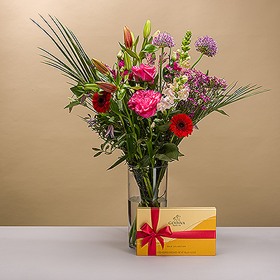 Causa sensación este San Valentín con este brillante ramo con una magnífica gama de colores y una rica variedad de texturas. El impresionante ramo se combina con bombones Godiva gratis para el regalo perfecto de San Valentín.