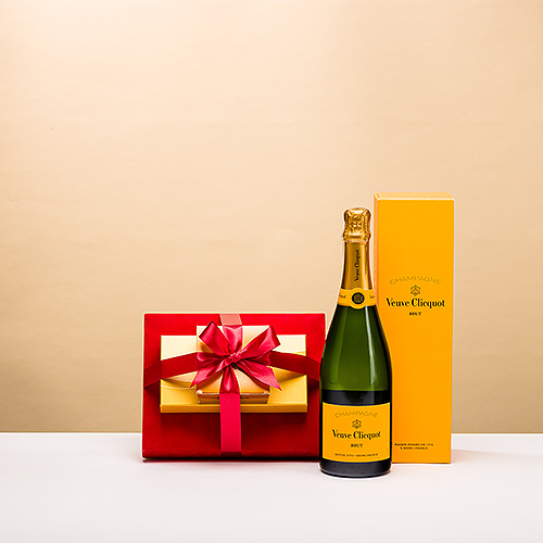 2025 : Godiva Tower Red Velvet With Veuve Clicquot In Gift Box